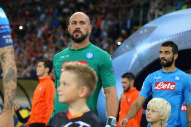 Kharkiv, Ukrayna - 13 Eylül, 2017: Pepe Reina portre sahaya geliyor. Şampiyonlar Ligi. Shakhtar - Napoli. Metalist Stadyumu