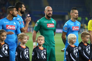 Kharkiv, Ukrayna - 13 Eylül, 2017: Pepe Reina ve Marek del Portreler doğrultusunda. Şampiyonlar Ligi. Shakhtar - Napoli. Metalist Stadyumu