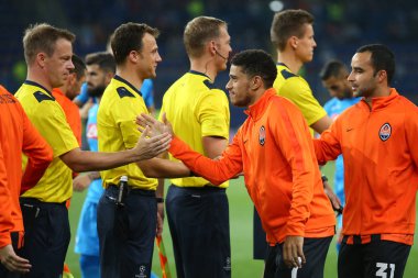 Kharkiv, Ukrayna - 13 Eylül, 2017: Taison hakemler oyun öncesi selamlıyor. Şampiyonlar Ligi. Shakhtar - Napoli. Metalist Stadyumu