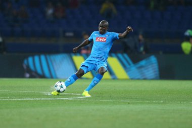 Kharkiv, Ukrayna - 13 Eylül, 2017: Kalidou Koulibaly topa vuruyor. Şampiyonlar Ligi. Shakhtar - Napoli. Metalist Stadyumu
