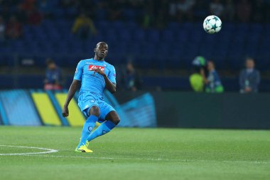 Kharkiv, Ukrayna - 13 Eylül, 2017: Kalidou Koulibaly topa vuruyor. Şampiyonlar Ligi. Shakhtar - Napoli. Metalist Stadyumu
