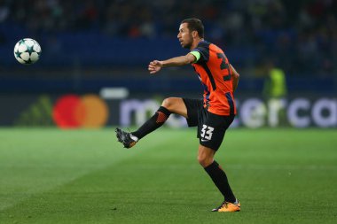 Kharkiv, Ukrayna - 13 Eylül, 2017: Darijo Srna teknik olarak alır ve uzun pası alıyor. Şampiyonlar Ligi. Shakhtar - Napoli. Metalist Stadyumu
