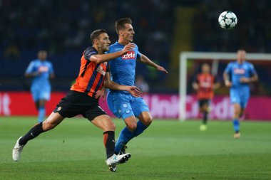 Kharkiv, Ukrayna - 13 Eylül, 2017: Arkadiusz Milik ve Ivan çalıştıran ve top için mücadele Ordets. Şampiyonlar Ligi. Shakhtar - Napoli. Metalist Stadyumu