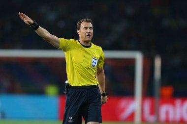 Kharkiv, Ukrayna - 13 Eylül, 2017: Ana hakemi Felix Zwayer kararını gösterir. Şampiyonlar Ligi. Shakhtar - Napoli. Metalist Stadyumu