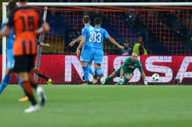 Kharkiv, Ukrayna - 13 Eylül, 2017: Pepe Reina atış tarafından Taison, sonra Kaydet yapmaya çalışan bir hedef kabul etti. Şampiyonlar Ligi. Shakhtar - Napoli. Metalist Stadyumu