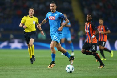 Kharkiv, Ukrayna - 13 Eylül, 2017: Marek del damlamasını topu ile hızlı bir şekilde çalışır ve bir geçiş yapar. Şampiyonlar Ligi. Shakhtar - Napoli. Metalist Stadyumu