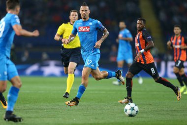 Kharkiv, Ukrayna - 13 Eylül, 2017: Marek del damlamasını topu ile hızlı bir şekilde çalışır ve bir geçiş yapar. Şampiyonlar Ligi. Shakhtar - Napoli. Metalist Stadyumu
