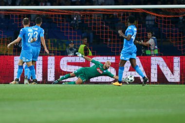 Kharkiv, Ukrayna - 13 Eylül, 2017: Pepe Reina için Taison tarafından atış sonrası hale getirir, ama bir hedef kabul etti. Şampiyonlar Ligi. Shakhtar - Napoli. Metalist Stadyumu