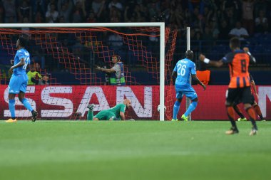 Kharkiv, Ukrayna - 13 Eylül, 2017: Pepe Reina çalışan Taison tarafından atış sonra bir hedef kabul etti. Şampiyonlar Ligi. Shakhtar - Napoli. Metalist Stadyumu