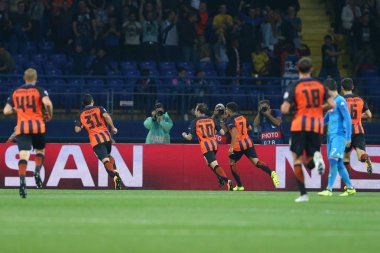 Kharkiv, Ukrayna - 13 Eylül, 2017: Fc Shakhtar Donetsk oyuncular kutluyor gol attı. Şampiyonlar Ligi. Shakhtar - Napoli. Metalist Stadyumu