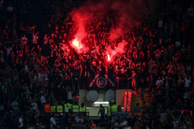 Kharkiv, Ukrayna - 13 Eylül, 2017: Fc Shakhtar Donetsk ultras kırmızı ateşler standları ile sonra attı amaca göstermek pyro yapma. Şampiyonlar Ligi. Shakhtar - Napoli. Metalist Stadyumu