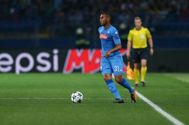 Kharkiv, Ukrayna - 13 Eylül, 2017: Faouzi Ghoulam çalışır ve topla koşuyor. Şampiyonlar Ligi. Shakhtar - Napoli. Metalist Stadyumu