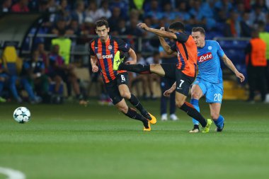 Kharkiv, Ukrayna - 13 Eylül, 2017: Taison türlerini aralıksız değerlendirir ve büyük güç ile topa vuruyor. Şampiyonlar Ligi. Shakhtar - Napoli. Metalist Stadyumu