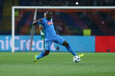 Kharkiv, Ukrayna - 13 Eylül, 2017: Kalidou Koulibalyi çalışır ve topla koşuyor. Şampiyonlar Ligi. Shakhtar - Napoli. Metalist Stadyumu