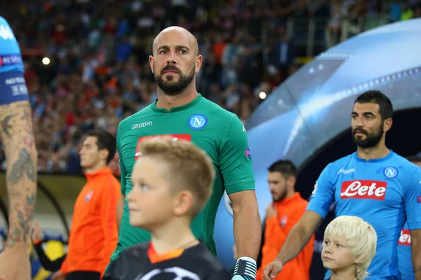 Kharkiv, Ukrayna - 13 Eylül, 2017: Pepe Reina portre sahaya geliyor. Şampiyonlar Ligi. Shakhtar - Napoli. Metalist Stadyumu