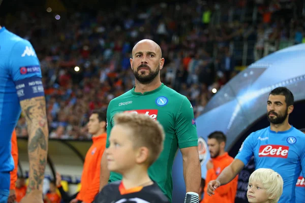 Kharkiv, Ukrayna - 13 Eylül, 2017: Pepe Reina portre sahaya geliyor. Şampiyonlar Ligi. Shakhtar - Napoli. Metalist Stadyumu