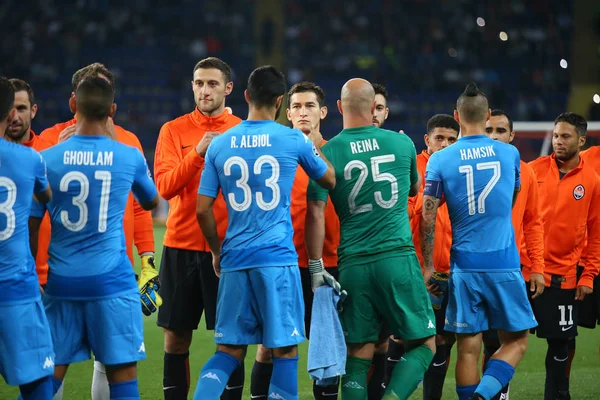 Kharkiv, Ukrayna - 13 Eylül, 2017: diğer her oyundan önce tebrik takım. Şampiyonlar Ligi. Shakhtar - Napoli. Metalist Stadyumu