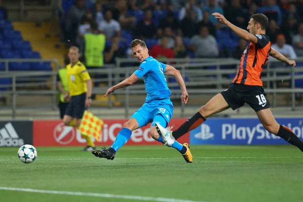 Kharkiv, Ukrayna - 13 Eylül, 2017: Arkadiusz Milik topa vuruyor. Şampiyonlar Ligi. Shakhtar - Napoli. Metalist Stadyumu