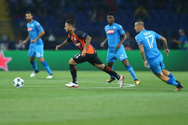 Kharkiv, Ukrayna - 13 Eylül, 2017: Marlos sürüyordu ve Marek del çalışır. Şampiyonlar Ligi. Shakhtar - Napoli. Metalist Stadyumu