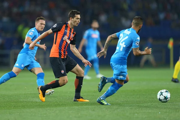 Kharkiv, Ukrayna - 13 Eylül, 2017: Taras Stepanenko topu arasından geçer. Şampiyonlar Ligi. Shakhtar - Napoli. Metalist Stadyumu