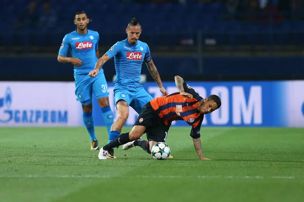 Kharkiv, Ukrayna - 13 Eylül, 2017: Marek del savaşları Marlos ile bal için. Şampiyonlar Ligi. Shakhtar - Napoli. Metalist Stadyumu