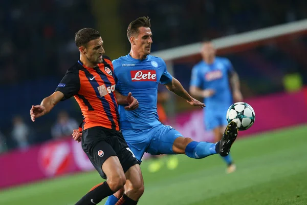 Kharkiv, Ukrayna - 13 Eylül, 2017: Arkadiusz Milik ve Ivan çalıştıran ve top için mücadele Ordets. Şampiyonlar Ligi. Shakhtar - Napoli. Metalist Stadyumu