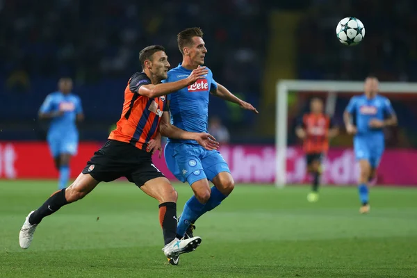 Kharkiv, Ukrayna - 13 Eylül, 2017: Arkadiusz Milik ve Ivan çalıştıran ve top için mücadele Ordets. Şampiyonlar Ligi. Shakhtar - Napoli. Metalist Stadyumu