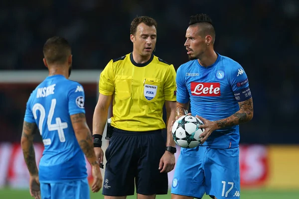 Kharkiv, Ukrayna - 13 Eylül, 2017: Marek del set parça almak için topu alır. Yakın çekim portre. Şampiyonlar Ligi. Shakhtar - Napoli. Metalist Stadyumu