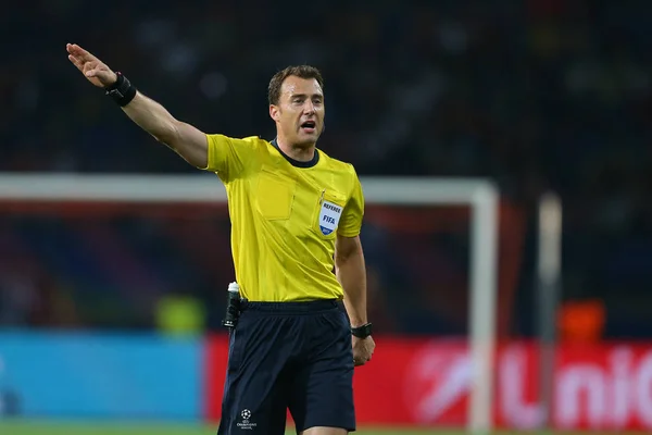 Kharkiv, Ukrayna - 13 Eylül, 2017: Ana hakemi Felix Zwayer kararını gösterir. Şampiyonlar Ligi. Shakhtar - Napoli. Metalist Stadyumu