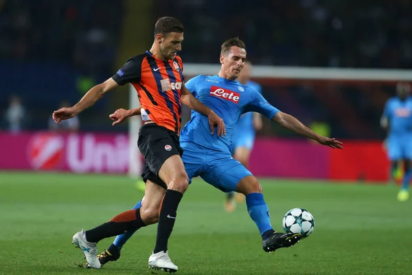 Kharkiv, Ukrayna - 13 Eylül, 2017: Arkadiusz Milik ve Ivan çalıştıran ve top için mücadele Ordets. Şampiyonlar Ligi. Shakhtar - Napoli. Metalist Stadyumu