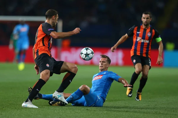 Kharkiv, Ukrayna - 13 Eylül, 2017: Arkadiusz Milik aşağı düşüyor yere Ivan Ordets ile çarpışma sonra. Şampiyonlar Ligi. Shakhtar - Napoli. Metalist Stadyumu