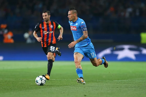 Kharkiv, Ukrayna - 13 Eylül, 2017: Marek del hızlı çalışır ve topla koşuyor. Şampiyonlar Ligi. Shakhtar - Napoli. Metalist Stadyumu