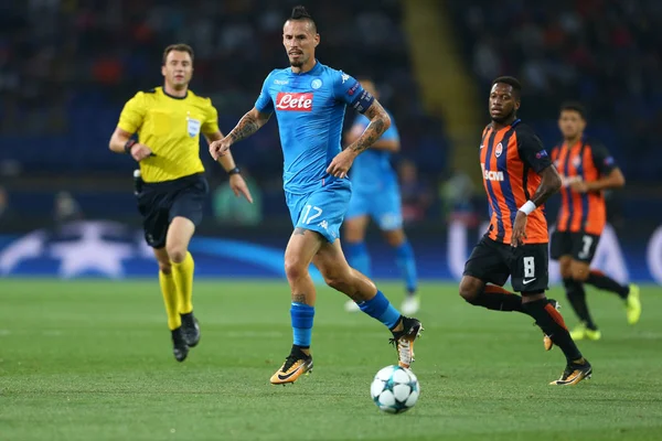 Kharkiv, Ukrayna - 13 Eylül, 2017: Marek del damlamasını topu ile hızlı bir şekilde çalışır ve bir geçiş yapar. Şampiyonlar Ligi. Shakhtar - Napoli. Metalist Stadyumu