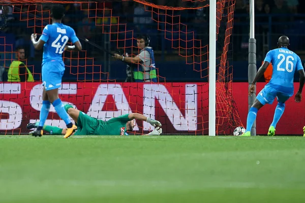 Kharkiv, Ukrayna - 13 Eylül, 2017: Pepe Reina çalışan Taison tarafından atış sonra bir hedef kabul etti. Şampiyonlar Ligi. Shakhtar - Napoli. Metalist Stadyumu