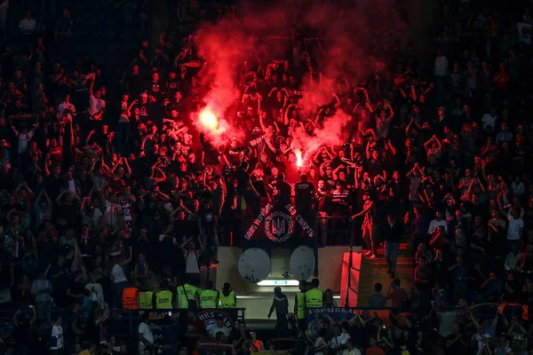 Kharkiv, Ukrayna - 13 Eylül, 2017: Fc Shakhtar Donetsk ultras kırmızı ateşler standları ile sonra attı amaca göstermek pyro yapma. Şampiyonlar Ligi. Shakhtar - Napoli. Metalist Stadyumu