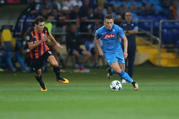 Kharkiv, Ukrayna - 13 Eylül, 2017: Piotr Zielinski topla koşuyor ve Taras Stepanenko çalışır. Şampiyonlar Ligi. Shakhtar - Napoli. Metalist Stadyumu