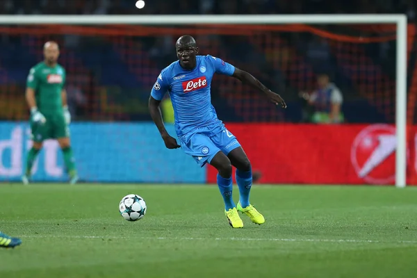 Kharkiv, Ukrayna - 13 Eylül, 2017: Kalidou Koulibalyi çalışır ve topla koşuyor. Şampiyonlar Ligi. Shakhtar - Napoli. Metalist Stadyumu