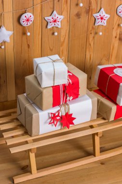 Koltuk üzerinde Noel hediyeleri. Noel kavramı