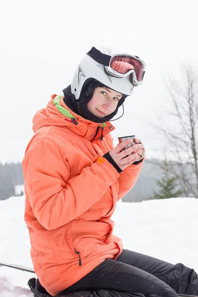 Girl with a snowboard and tea — Φωτογραφία Αρχείου