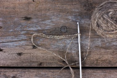 Skeins yün iplik ve kanca, tığ işi döngü. Rustik tarzı