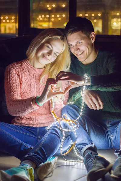 Casal Jovem. Conceito de Natal — Fotografia de Stock