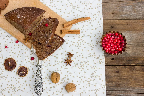 Kuchen auf einem Holztisch mit Beeren und Gewürzen — Stockfoto