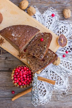 çilek ve baharatlar ile ahşap bir tabloda pasta