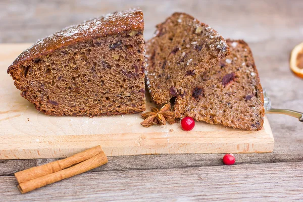 Pastel en una mesa de madera con bayas y especias — Foto de Stock