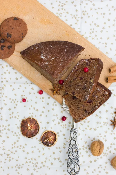 Kuchen auf einem Holztisch mit Beeren und Gewürzen — Stockfoto