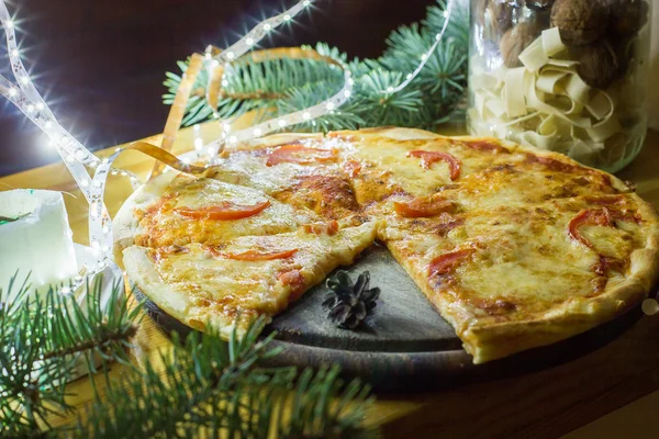 Pizza na Boże Narodzenie. Zastawa stołowa — Zdjęcie stockowe