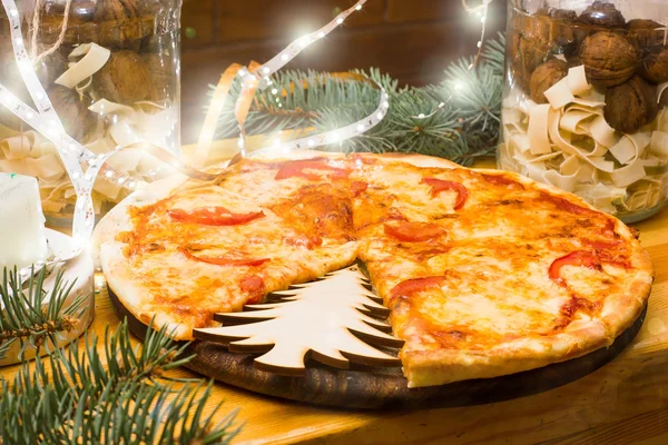 Pizza na Boże Narodzenie. Zastawa stołowa — Zdjęcie stockowe