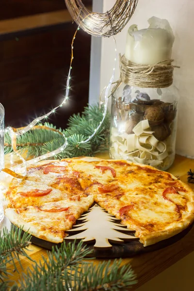 Pizza en Navidad. Vajilla — Foto de Stock