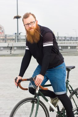 sakallı adam bir bisiklet üzerinde