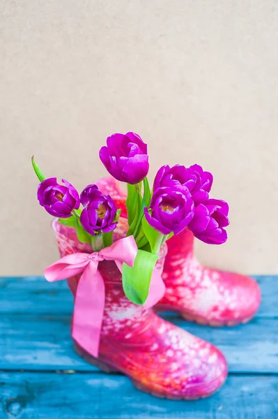 Boeket tulpen in rubberen laarzen — Stockfoto